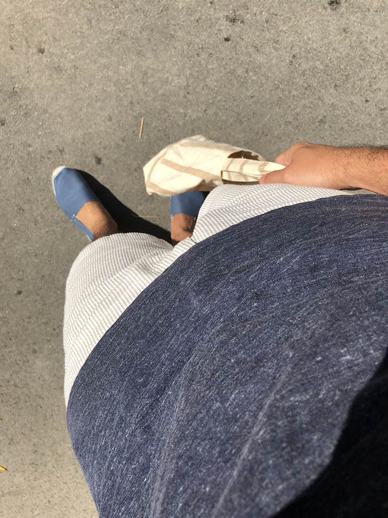 Comment piquer un ourlet de jean avec le pied anti-bascule - Pop